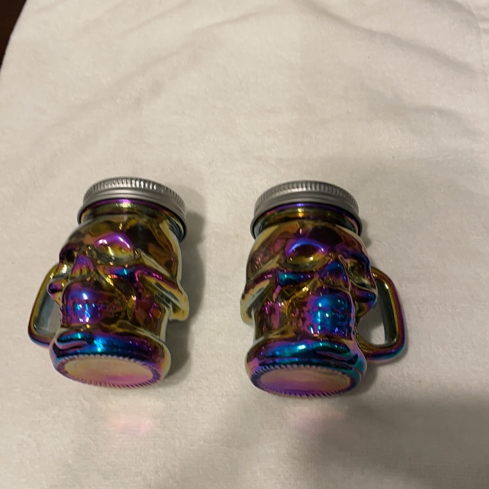💜NWOT Halloween Skull 💀 ☠️ salt and pepper shakers! Great quality, very sturdy - Picture 2 of 3
